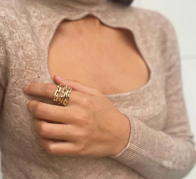 Women’s luxurious gold necklaces-SHIRA CHAIN LINKED STACKING RING