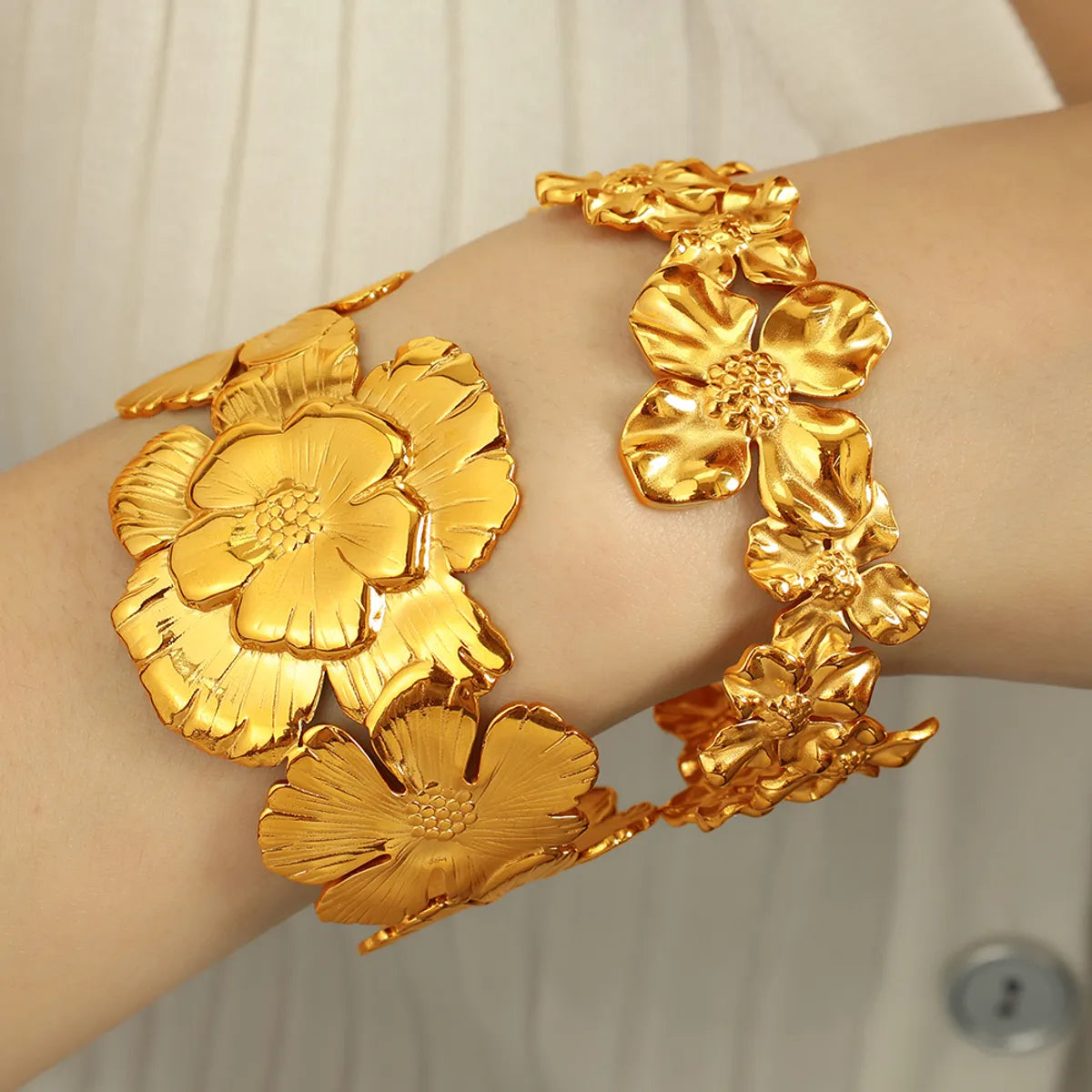 Women’s friendship bracelets-Elegant Retro Flower 304 Stainless Steel 18K Gold Plated Bangle In Bulk