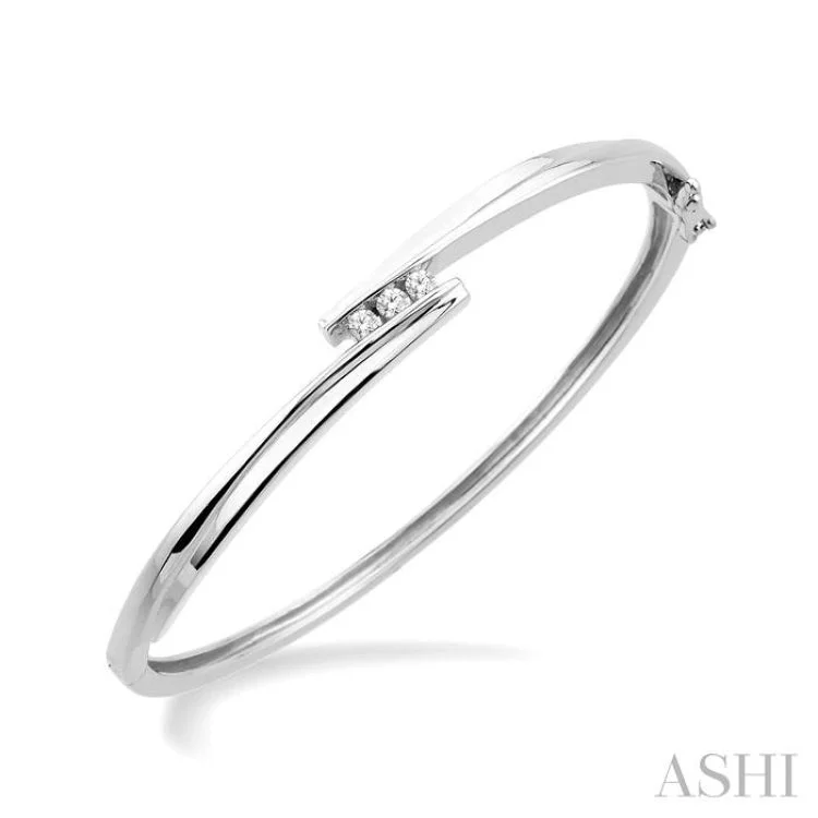 Women’s elegant bangles-1/6 Ctw Round Cut Diamond Bangle in Sterling Silver